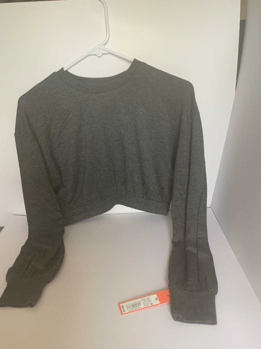 Colsie Dark Gray-Heather Cropped Long Sleeve Top - Size: XS